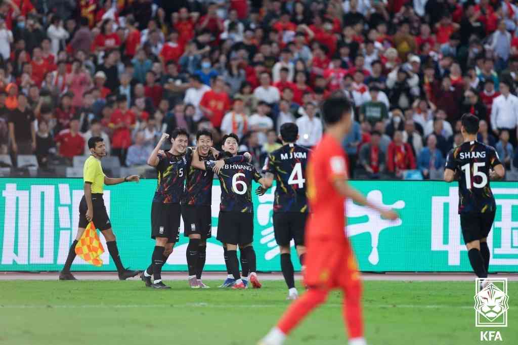 한국축구대표팀이 중국 원정에서 득점 후 기뻐하고 있다. (대한축구협회 제공)