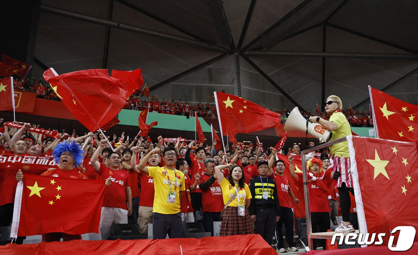 한국과의 월드컵 예선 홈경기에서 비매너 응원을 펼친 중국. ⓒ 로이터=뉴스1