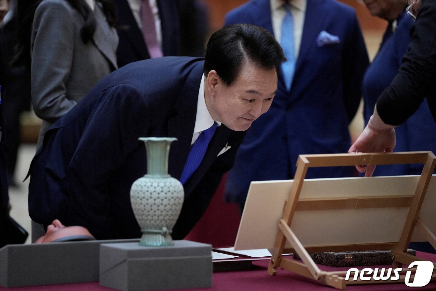 본문 이미지 - 윤석열 대통령이 21일 오후(현지시간) 영국 런던 버킹엄궁 '픽처 갤러리'(Picture Gallery)에서 한국 관련 소장품 전시를 관람하고 있다. 2023.11.22/뉴스 ⓒ 로이터=뉴스1 ⓒ News1 정지형 기자