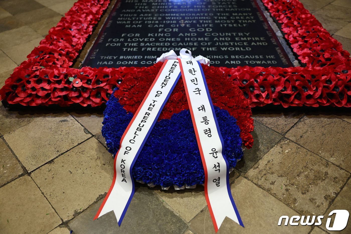 윤석열 대통령과 부인 김건희 여사가 21일&#40;현지시간&#41; 국빈 방문 중인 영국 런던에서 웨스트민스터 사원을 찾아 무명용사의 묘에 헌화하고 있다. 2023.11.22/뉴스1 ⓒ AFP=뉴스1 ⓒ News1 정지형 기자