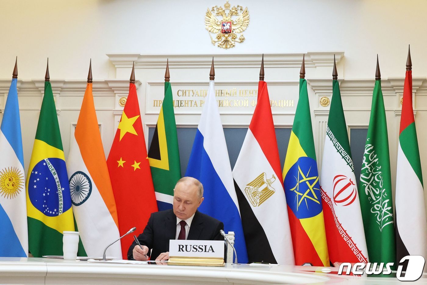 본문 이미지 - 지난해 11월 21일(현지시간) 블라디미르 푸틴 러시아 대통령이 브릭스(BRICS·브라질, 러시아, 인도, 중국, 남아프리카공화국 등 신흥 경제 5개국) 화상 정상회의에 참석했다. 2023.11.21/ ⓒ AFP=뉴스1 ⓒ News1 박재하 기자