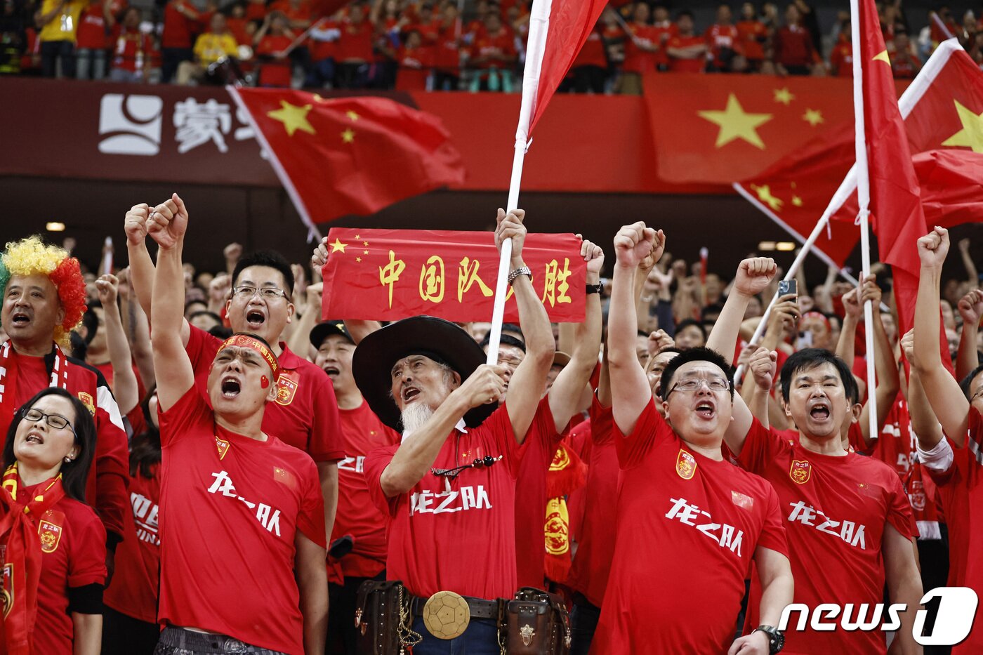 본문 이미지 - 한국전에서 응원하는 중국 팬들 ⓒ 로이터=뉴스1