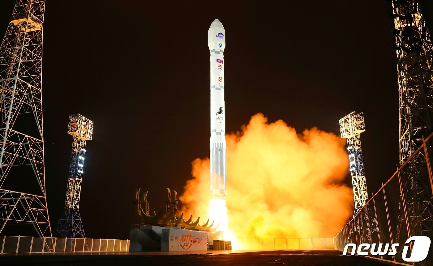 본문 이미지 - &#40;평양 노동신문=뉴스1&#41; = 지난해 11월21일 북한 평안북도 철산군 서해위성발사장에서 발사된 군사정찰위성 &#39;만리경 1호&#39;. [국내에서만 사용가능. 재배포 금지. DB 금지. For Use Only in the Republic of Korea. Redistribution Prohibited] rodongphoto@news1.kr