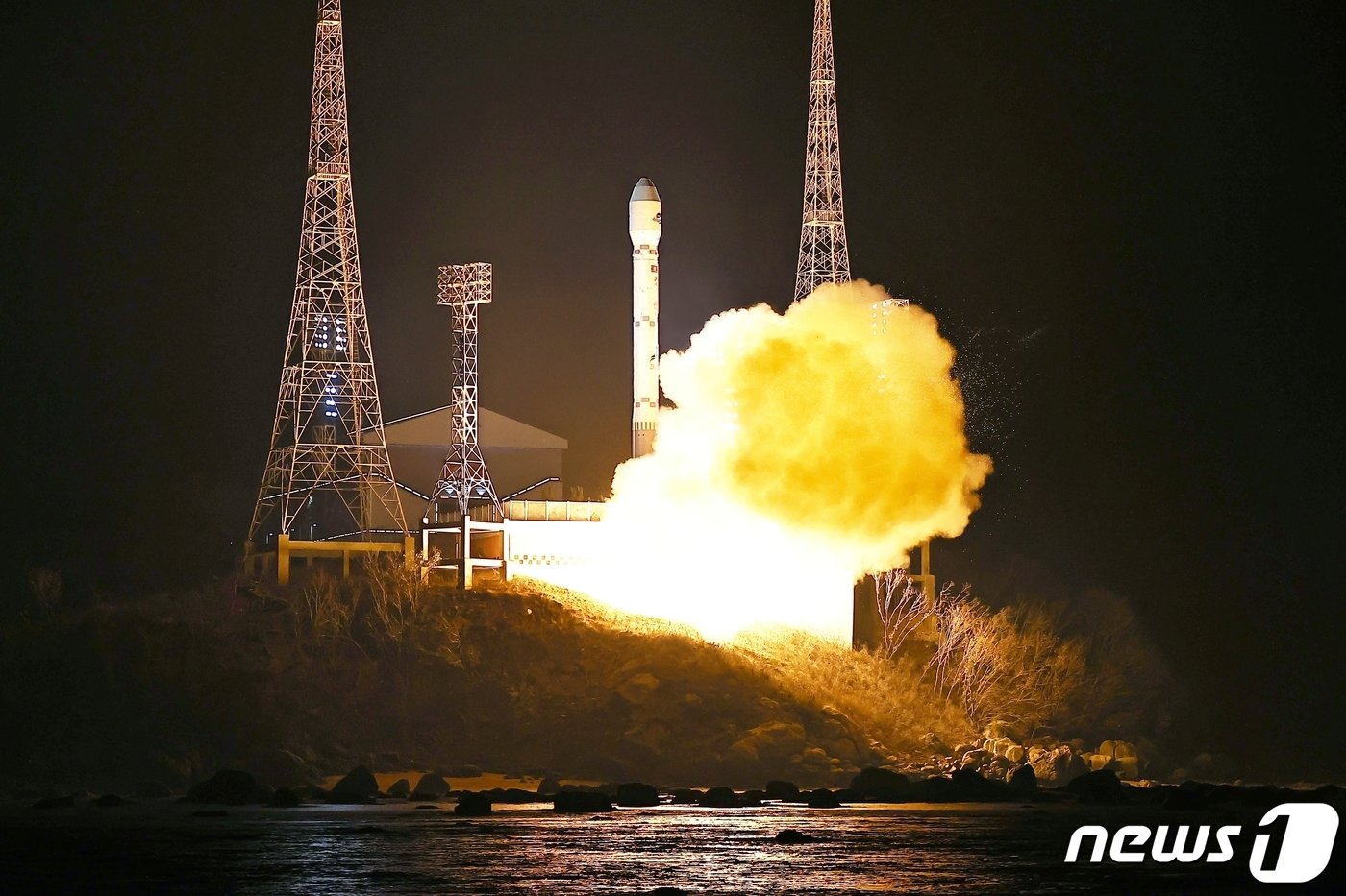 본문 이미지 - &#40;평양 노동신문=뉴스1&#41; = 지난 2023년 11월 21일 북한의 첫 군사정찰위성 &#39;만리경 1호&#39;를 발사체인 &#39;천리마 1호&#39;에 실어 발사하는 모습. [국내에서만 사용가능. 재배포 금지. DB 금지. For Use Only in the Republic of Korea. Redistribution Prohibited] rodongphoto@news1.kr