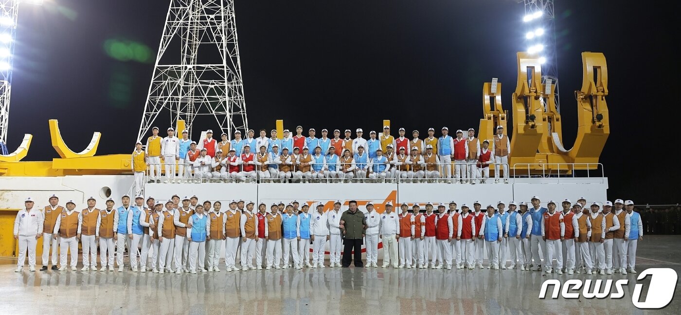 본문 이미지 - (평양 노동신문=뉴스1) = 북한 노동당 기관지 노동신문은 22일 전날인 21일 밤 발사한 군사정찰위성의 발사가 성공적으로 이뤄졌다고 주장했다. [국내에서만 사용가능. 재배포 금지. DB 금지. For Use Only in the Republic of Korea. Redistribution Prohibited] rodongphoto@news1.kr