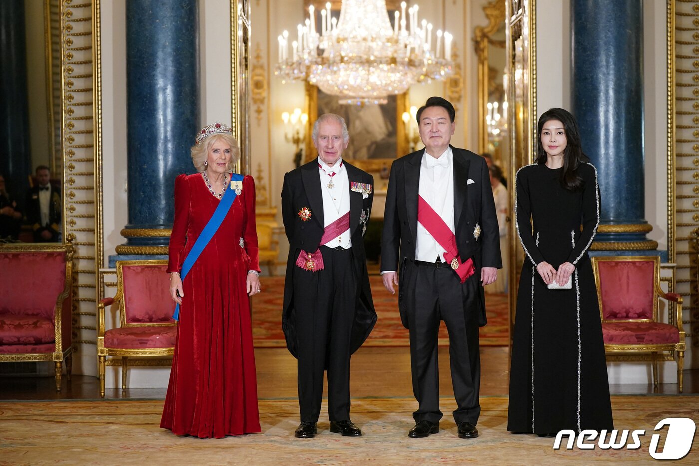 본문 이미지 - 영국을 국빈 방문 중인 윤석열 대통령 부부가 찰스 3세 영국 국왕, 커밀라 왕비와 함께 버킹엄궁에서 기념 사진을 촬영하고 있다. ⓒ 로이터=뉴스1 ⓒ News1 이유진 기자