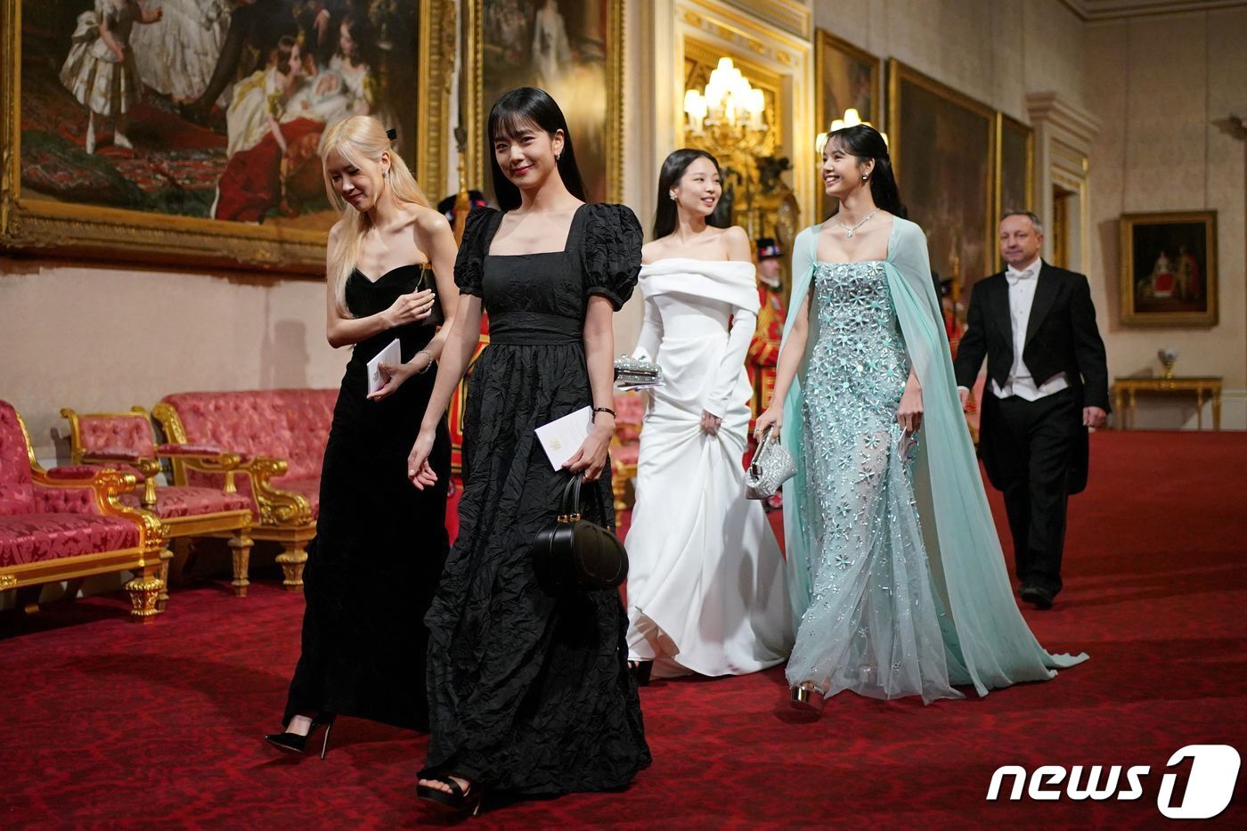 본문 이미지 - 블랙핑크가 윤석열 대통령과 찰스 3세 영국 국왕의 만찬 자리에 특별 게스트로 초청됐다. 지수와 제니, 로제, 리사 멤버 4명 모두 드레스를 착용하고 웃으면서 만찬장으로 입장하고 있다. ⓒ AFP=뉴스1 ⓒ News1 이유진 기자