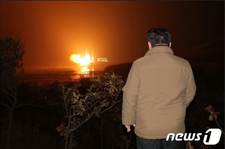 본문 이미지 - (평양 노동신문=뉴스1) = 김정은 총비서가 군사정찰위성 발사 모습을 바라보고 있다. [국내에서만 사용가능. 재배포 금지. DB 금지. For Use Only in the Republic of Korea. Redistribution Prohibited] rodongphoto@news1.kr