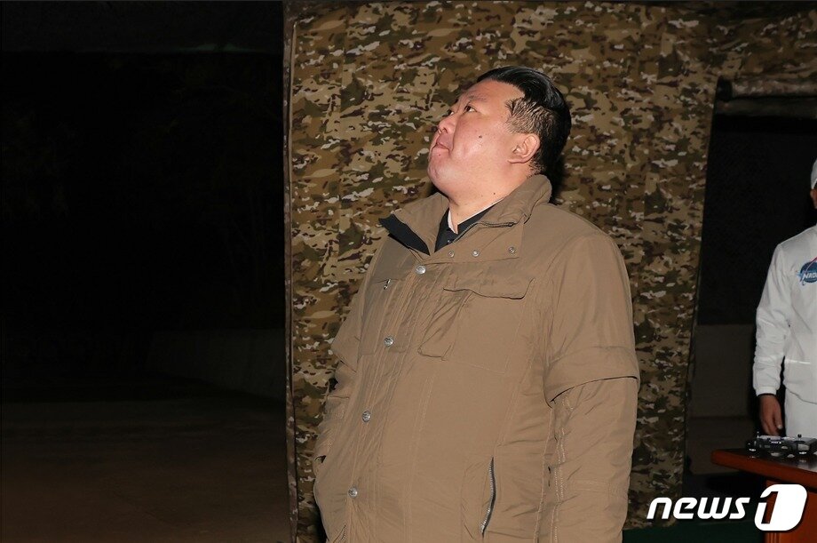 본문 이미지 - (평양 노동신문=뉴스1) = 김정은 총비서가 군사정찰위성 발사 모습을 바라보고 있다. [국내에서만 사용가능. 재배포 금지. DB 금지. For Use Only in the Republic of Korea. Redistribution Prohibited] rodongphoto@news1.kr