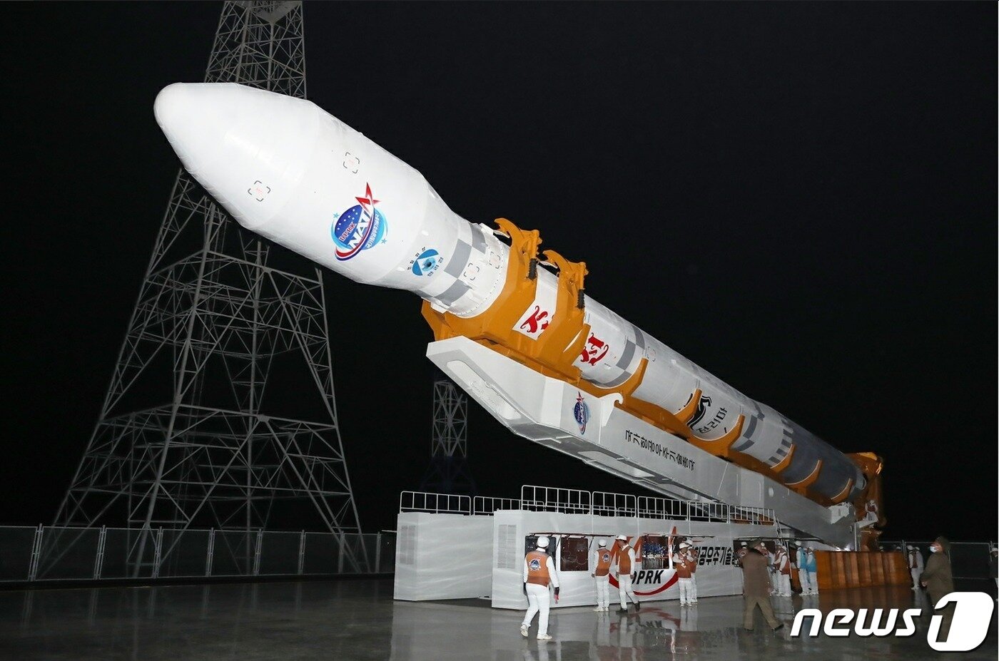 본문 이미지 - (평양 노동신문=뉴스1) = 기립하고 있는 북한의 발사체 '천리마 1호'[국내에서만 사용가능. 재배포 금지. DB 금지. For Use Only in the Republic of Korea. Redistribution Prohibited] rodongphoto@news1.kr