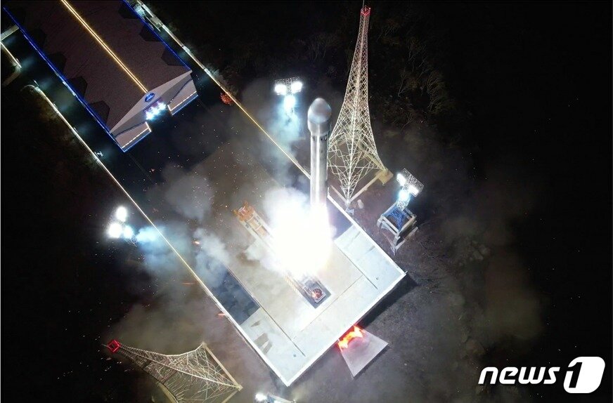 본문 이미지 - (평양 노동신문=뉴스1) = 하늘로 쏘아올려지는 북한의 발사체 '천리마 1호'[국내에서만 사용가능. 재배포 금지. DB 금지. For Use Only in the Republic of Korea. Redistribution Prohibited] rodongphoto@news1.kr