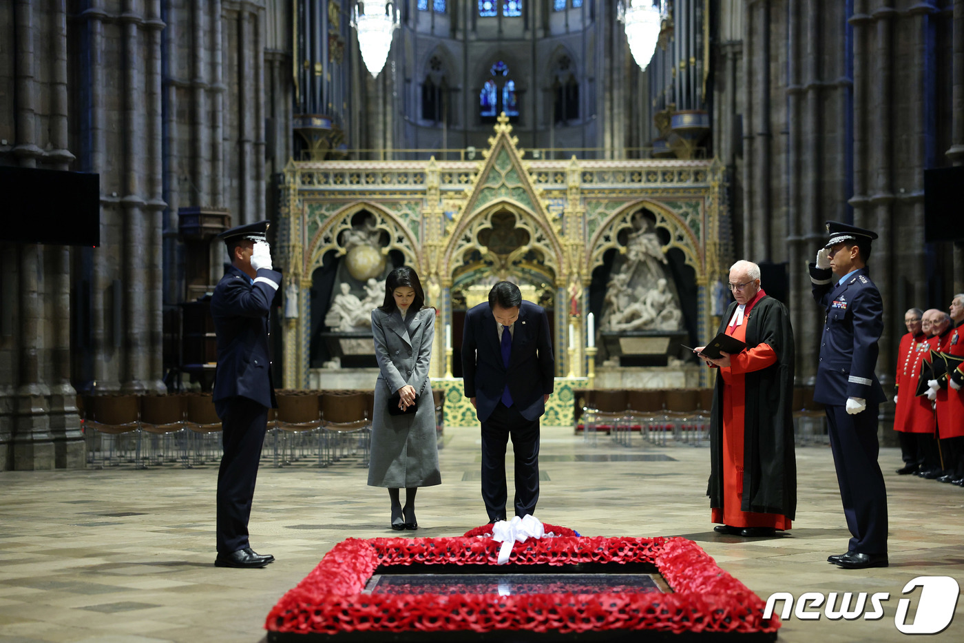 (서울=뉴스1) 오대일 기자 = 영국을 국빈 방문 중인 윤석열 대통령과 김건희 여사가 21일(현지시간) 런던 웨스트민스터 사원을 찾아 무명 용사의 묘를 참배하고 있다. (대통령실 …