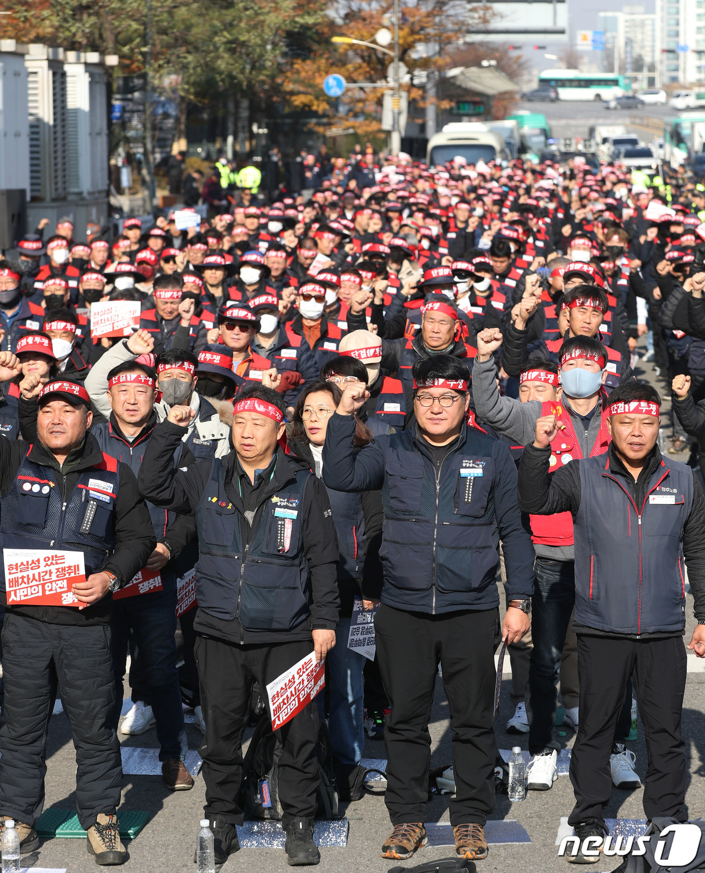 (수원=뉴스1) 김영운 기자 = 경기 수원·화성시에서 서울로 오가는 광역버스 170여 대를 운행 중인 경진여객 노조가 총파업에 돌입한 22일 오전 경기 수원시 팔달구 수원역 광장에 …