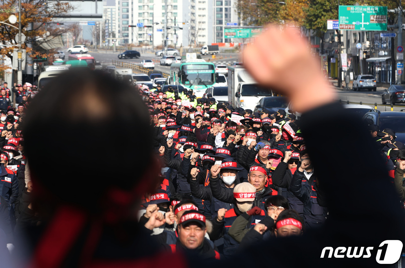 (수원=뉴스1) 김영운 기자 = 경기 수원·화성시에서 서울로 오가는 광역버스 170여 대를 운행 중인 경진여객 노조가 총파업에 돌입한 22일 오전 경기 수원시 팔달구 수원역 광장에 …