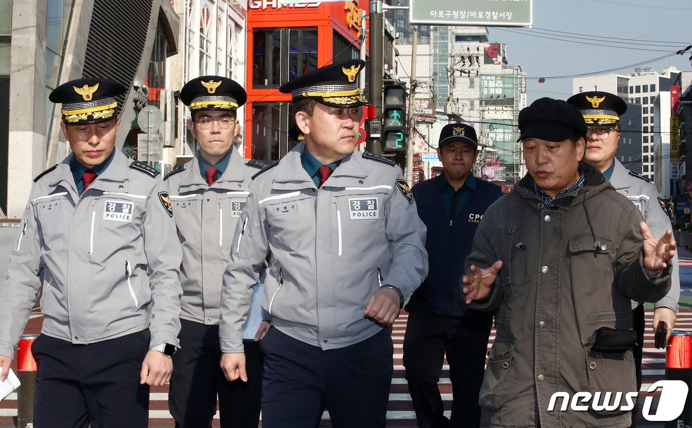 본문 이미지 - 윤희근 경찰청장이 서울 마포구 홍대거리를 찾아 치안 및 민생현장 점검을 하고 있다. 2023.11.22/뉴스1 ⓒ News1 박세연 기자