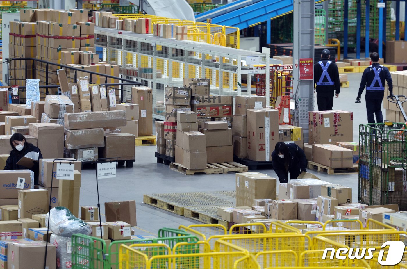 본문 이미지 - 관세 주무관들이 직구 물품을 살펴보는 모습(사진은 기사 내용과 무관함) / 뉴스1 ⓒ News1 박정호 기자