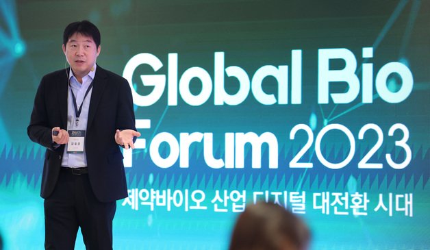 본문 이미지 - 김동훈 인벤티지랩 수석부사장이 22일 서울 중구 소공동 롯데호텔 사파이어볼룸에서 열린 '글로벌 바이오 포럼 2023'(Global Bio Forum 2023)에서 마이크로플루이딕 공정 기반의 고도화된 약물전달시스템 구현을 주제로 발표하고 있다. 2023.11.22/뉴스1 ⓒ News1 박지혜 기자