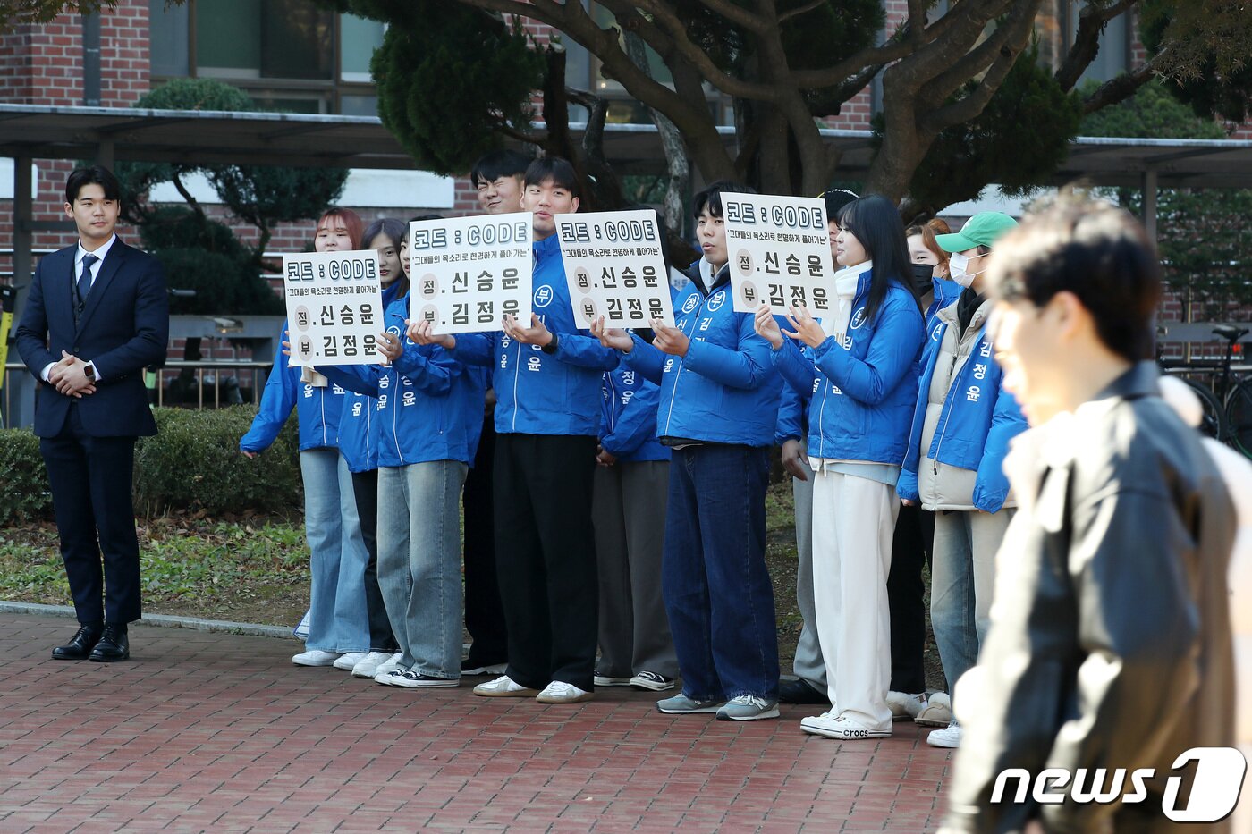 본문 이미지 - 대구 달서구 계명대학교 성서캠퍼스에서 총학생회장 선거를 일주일 앞두고 지난 22일 선거운동원들이 지지를 호소하고 있다.  (사진은 기사 내용과 관련 없음)/뉴스1 ⓒ News1 공정식 기자