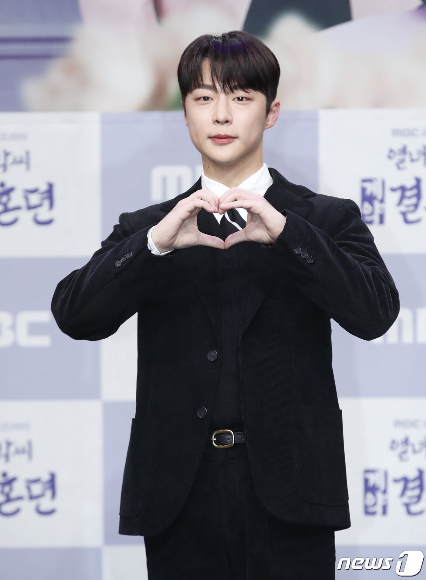 본문 이미지 - 배우 배인혁이 22일 오후 서울 상암동 MBC 골든마우스홀에서 진행된 드라마 '열녀박씨 계약결혼뎐' 제작발표회에서 포즈를 취하고 있다. 동명의 네이버 웹소설을 원작으로 하는 '열녀박씨 계약결혼뎐'은 죽음을 뛰어넘어 2023년 대한민국에 당도한 19세기 욕망 유교걸 박연우(이세영 분)와 21세기 무감정 끝판왕 강태하(배인혁 분)의 금쪽같은 계약 결혼 스토리를 담은 작품이다. 2023.11.22/뉴스1 ⓒ News1 권현진 기자