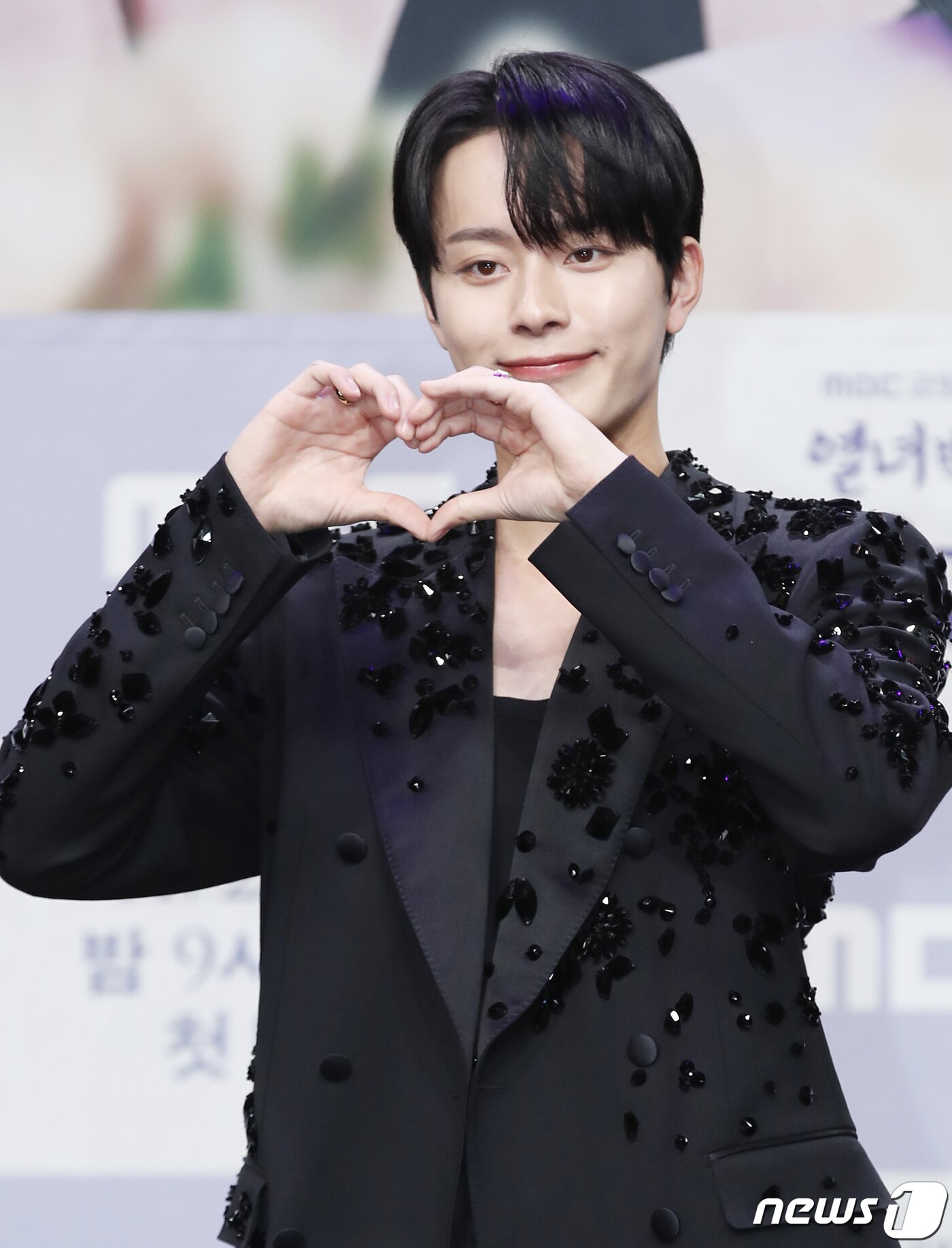 본문 이미지 - 배우 유선호가 22일 오후 서울 상암동 MBC 골든마우스홀에서 진행된 드라마 '열녀박씨 계약결혼뎐' 제작발표회에서 포즈를 취하고 있다. 동명의 네이버 웹소설을 원작으로 하는 '열녀박씨 계약결혼뎐'은 죽음을 뛰어넘어 2023년 대한민국에 당도한 19세기 욕망 유교걸 박연우(이세영 분)와 21세기 무감정 끝판왕 강태하(배인혁 분)의 금쪽같은 계약 결혼 스토리를 담은 작품이다. 2023.11.22/뉴스1 ⓒ News1 권현진 기자