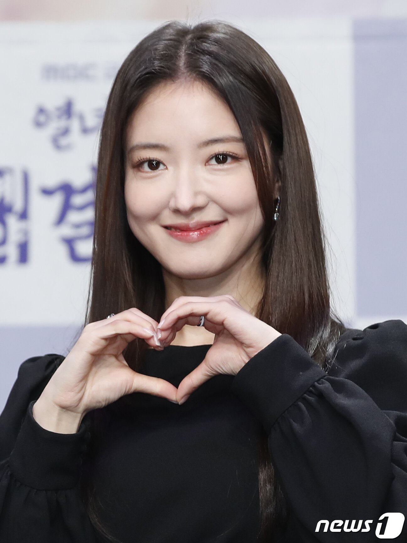 본문 이미지 - 배우 이세영이 22일 오후 서울 상암동 MBC 골든마우스홀에서 진행된 드라마 '열녀박씨 계약결혼뎐' 제작발표회에서 포즈를 취하고 있다. 동명의 네이버 웹소설을 원작으로 하는 '열녀박씨 계약결혼뎐'은 죽음을 뛰어넘어 2023년 대한민국에 당도한 19세기 욕망 유교걸 박연우(이세영 분)와 21세기 무감정 끝판왕 강태하(배인혁 분)의 금쪽같은 계약 결혼 스토리를 담은 작품이다. 2023.11.22/뉴스1 ⓒ News1 권현진 기자