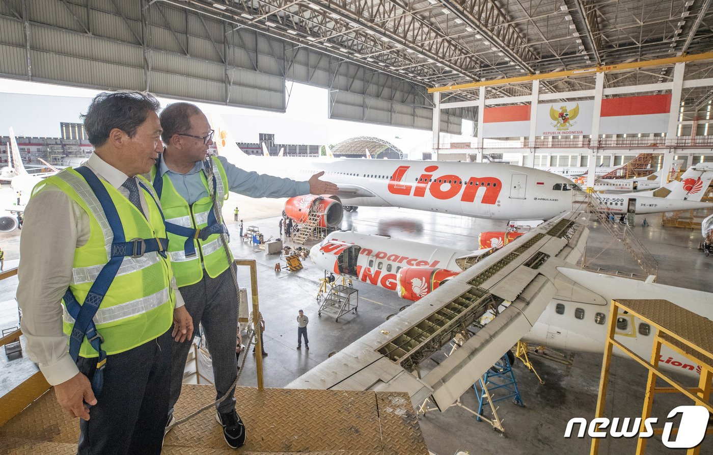 이학재 인천국제공항공사 사장&#40;왼쪽&#41;이 22일 오전 인도네시아 바탐 항나딤 공항 MRO에서 삐끄리 일함 쿠르니안시아 바탐국제공항주식회사 대표와 함께 시설을 살펴보고 있다. 2023.11.12/뉴스1 ⓒ News1 공항사진기자단