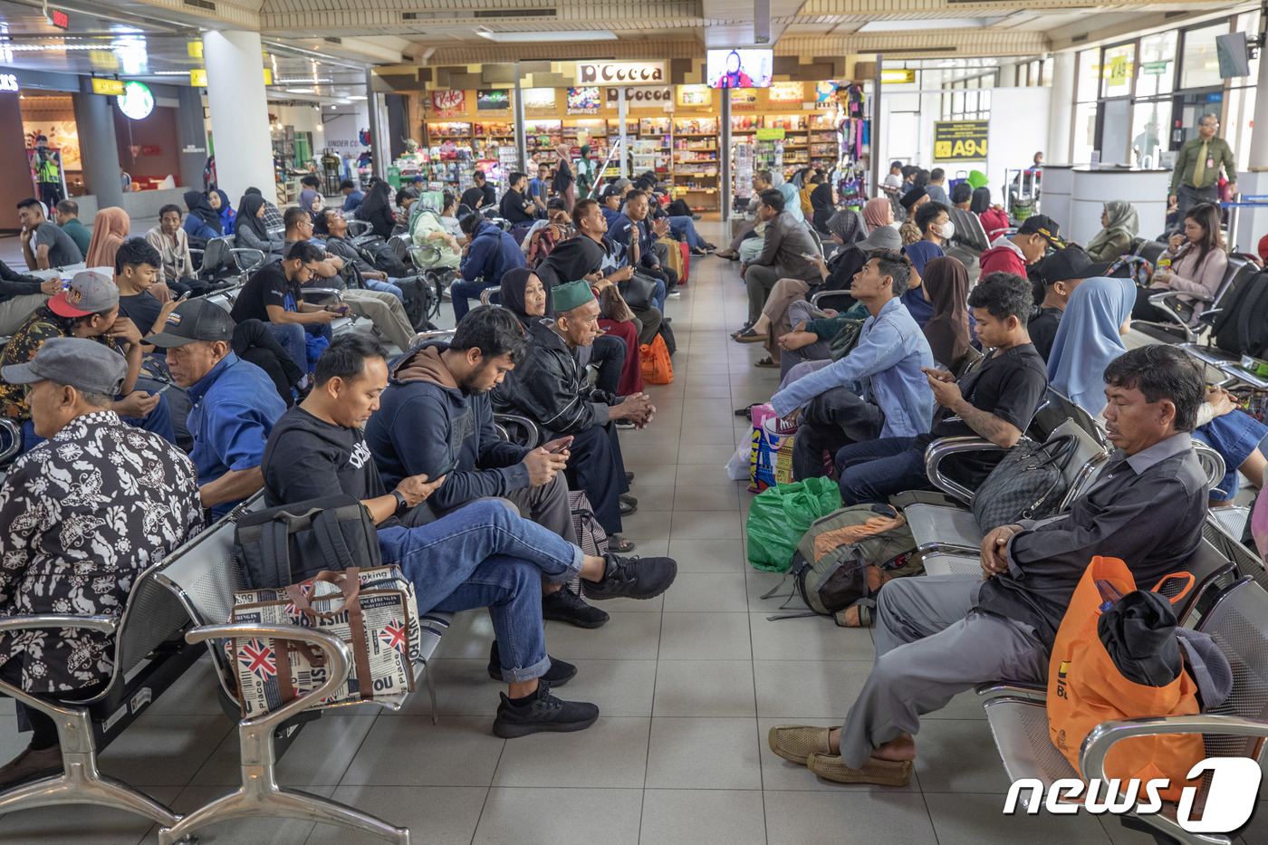 (인도네시아(바탐)=뉴스1) 공항사진기자단 = 22일 오전 인도네시아 바탐 항나딤 공항을 찾은 이용객들이 항공기 탑승을 기다리고 있다.인천국제공항공사는 25년간 바탐공항의 운영 및 …