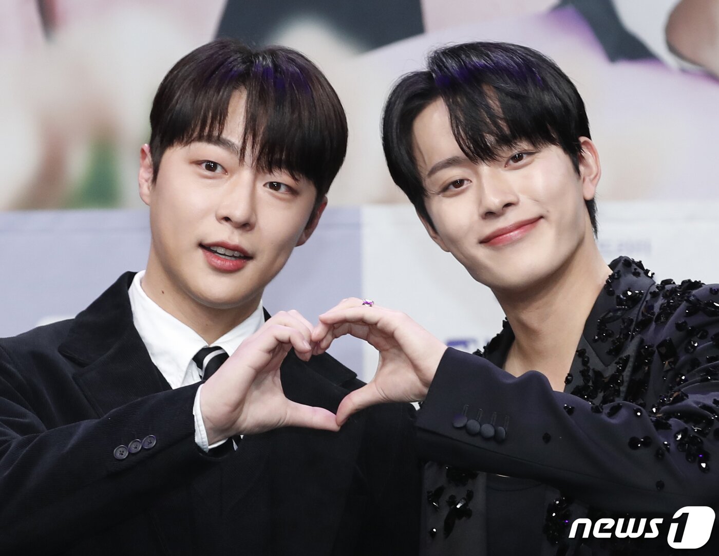 본문 이미지 - 배우 배인혁과 유선호(오른쪽)가 22일 오후 서울 상암동 MBC 골든마우스홀에서 진행된 드라마 '열녀박씨 계약결혼뎐' 제작발표회에서 포즈를 취하고 있다. 동명의 네이버 웹소설을 원작으로 하는 '열녀박씨 계약결혼뎐'은 죽음을 뛰어넘어 2023년 대한민국에 당도한 19세기 욕망 유교걸 박연우(이세영 분)와 21세기 무감정 끝판왕 강태하(배인혁 분)의 금쪽같은 계약 결혼 스토리를 담은 작품이다. 2023.11.22/뉴스1 ⓒ News1 권현진 기자