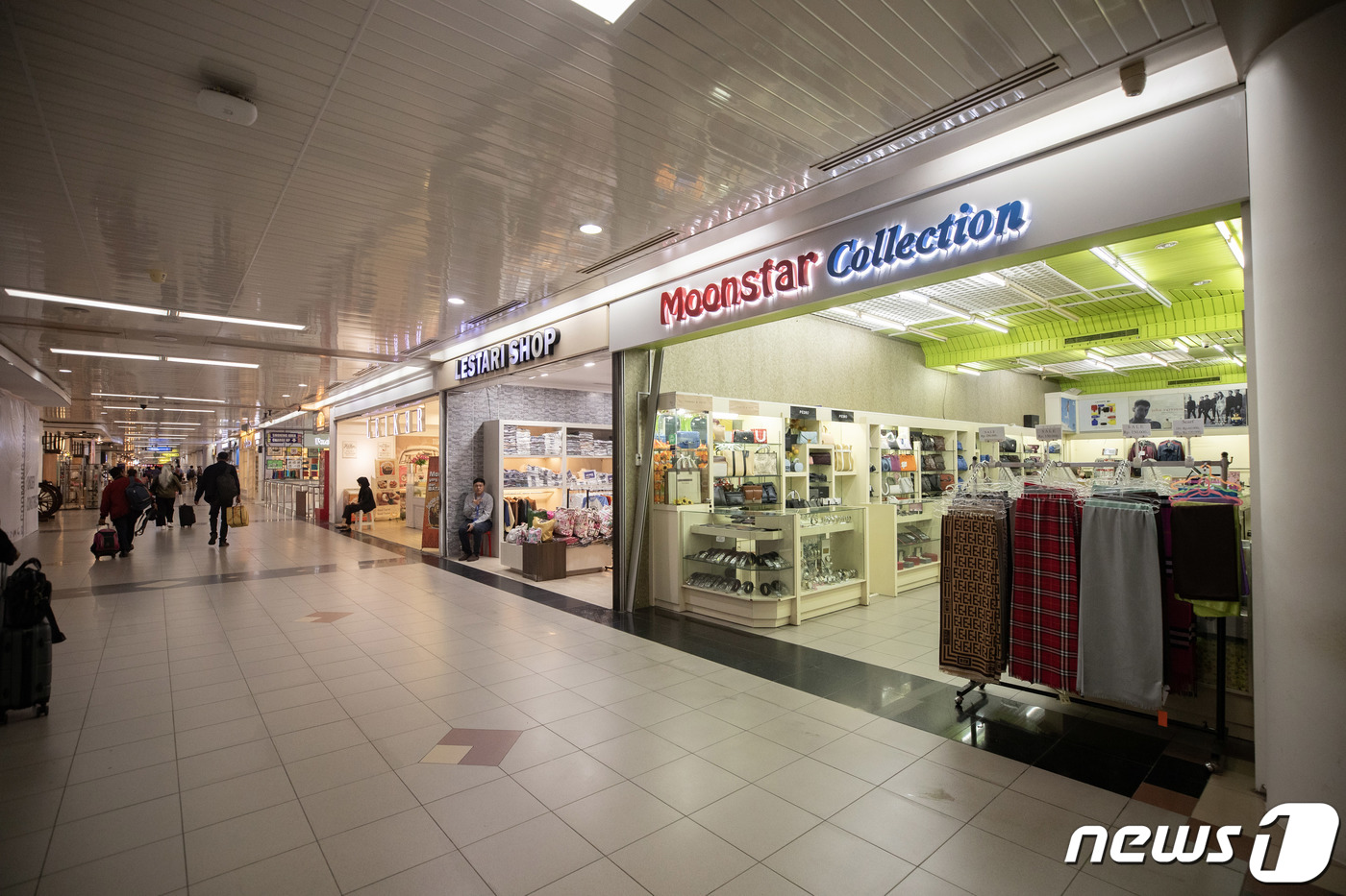 (인도네시아(바탐)=뉴스1) 공항사진기자단 = 22일 오전 인도네시아 바탐 항나딤 공항에 위치한 낙후된 상업시설의 모습.인천국제공항공사는 25년간 바탐공항의 운영 및 유지보수를 담 …