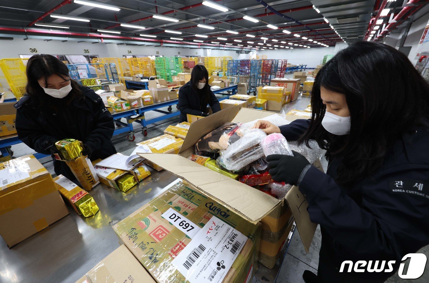 본문 이미지 - 22일 인천공항본부세관 특송물류센터에서 관세 주무관들이 해외직구 물품들을 검사하고 있다. (공동취재) 2023.11.22/뉴스1 ⓒ News1 박정호 기자