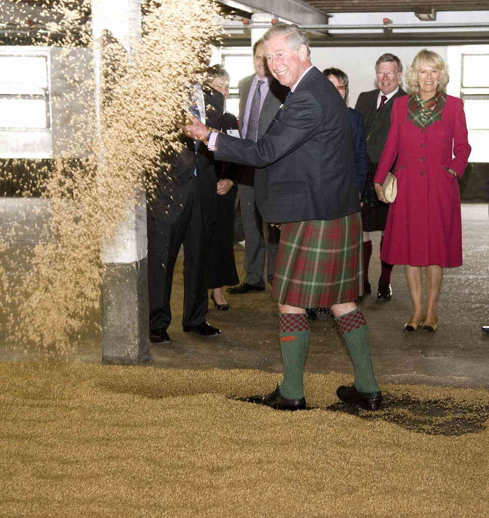 2008년 당시 왕세자였던 찰스 3세가 스코틀랜드 아일라섬의 라프로익 증류소에 방문해 직접 위스키 제고 과정을 체험하고 있다.  22일 엑스(X·옛 트위터)갈무리 