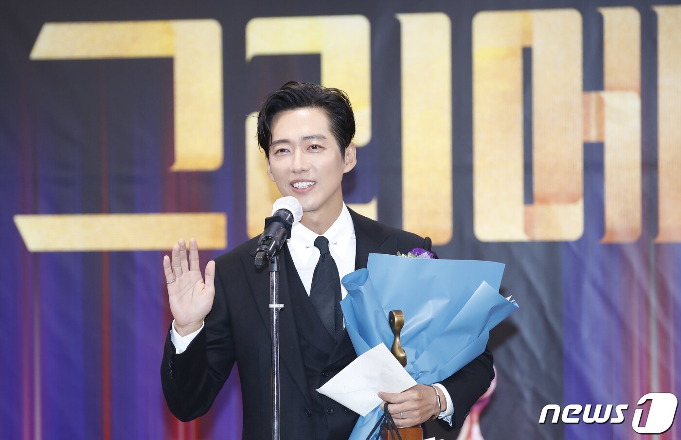 본문 이미지 - 배우 남궁민이 22일 오전 마포구 MBC에서 열린 ‘2023그리메상 시상식’에서 드라마 ‘연인’으로 최우수연기자상을 받은 뒤 포즈를 취하고 있다. 2023.11.22/뉴스1 ⓒ News1 권현진 기자