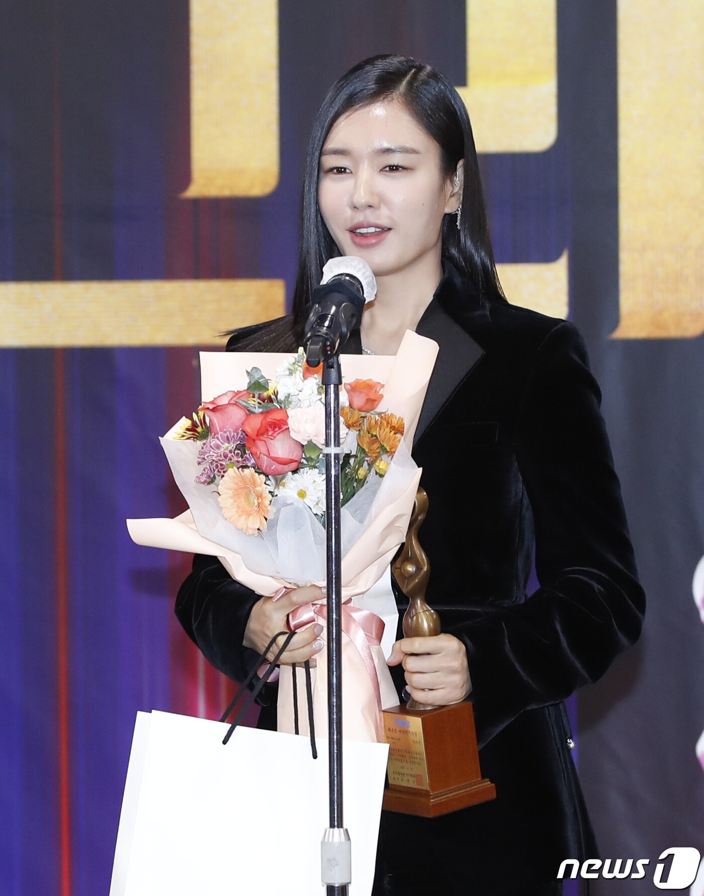 본문 이미지 - 배우 안은진이 22일 오전 마포구 MBC에서 열린 ‘2023그리메상 시상식’에서 드라마 ‘연인’으로 최우수연기자상을 받은 뒤 소감을 말하고 있다. 2023.11.22/뉴스1 ⓒ News1 권현진 기자