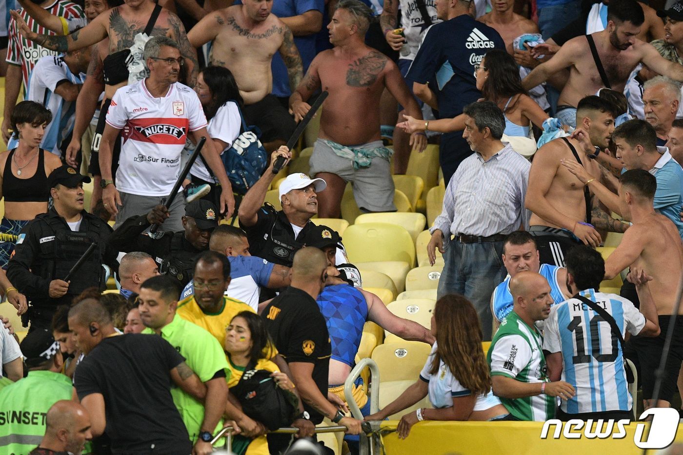 본문 이미지 - 경기 전 충돌한 아르헨티나와 브라질 팬들. ⓒ AFP=뉴스1