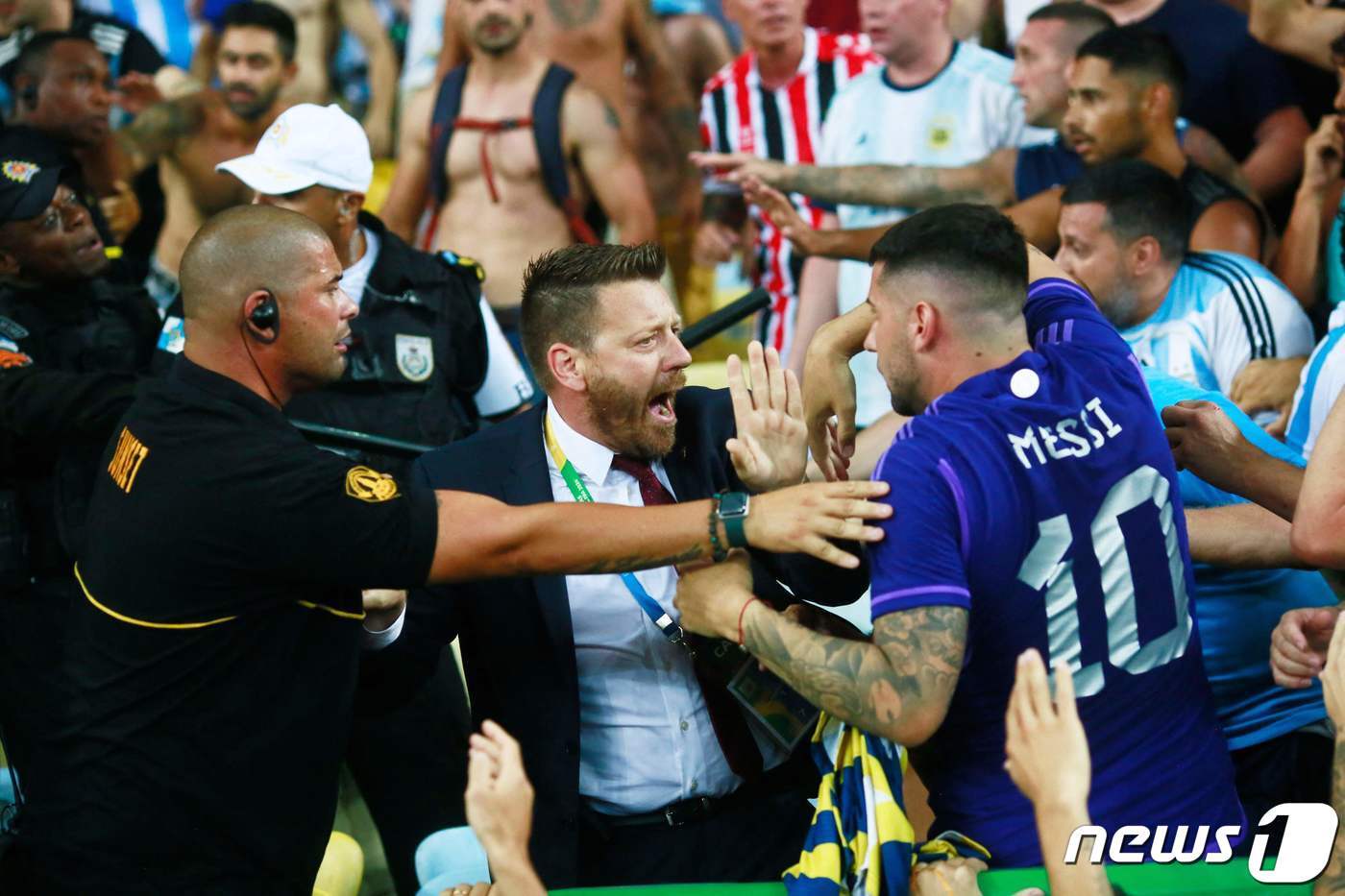 본문 이미지 - 경기를 앞두고 충돌한 아르헨티나와 브라질 팬들. ⓒ AFP=뉴스1