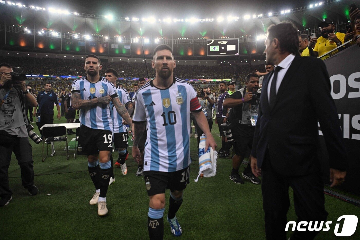 본문 이미지 - 관중석 사태를 지켜본 메시가 라커룸으로 향하고 있다. ⓒ AFP=뉴스1