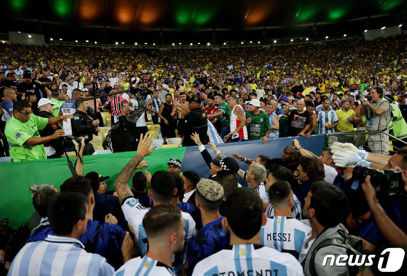 본문 이미지 - 흥분한 팬들을 말리러 간 메시. ⓒ 로이터=뉴스1