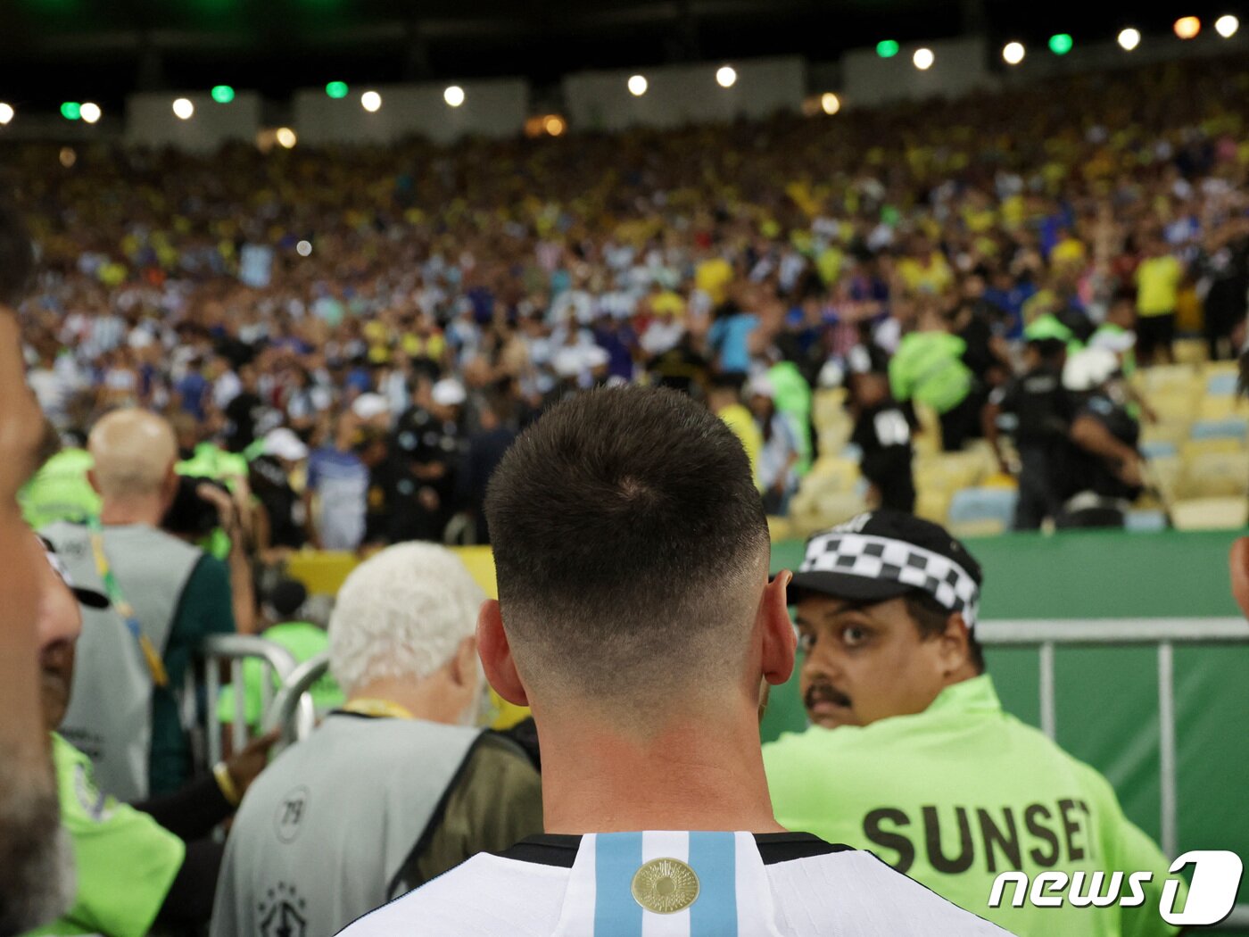 본문 이미지 - 관중석 싸움 장면을 지켜본 메시. ⓒ 로이터=뉴스1