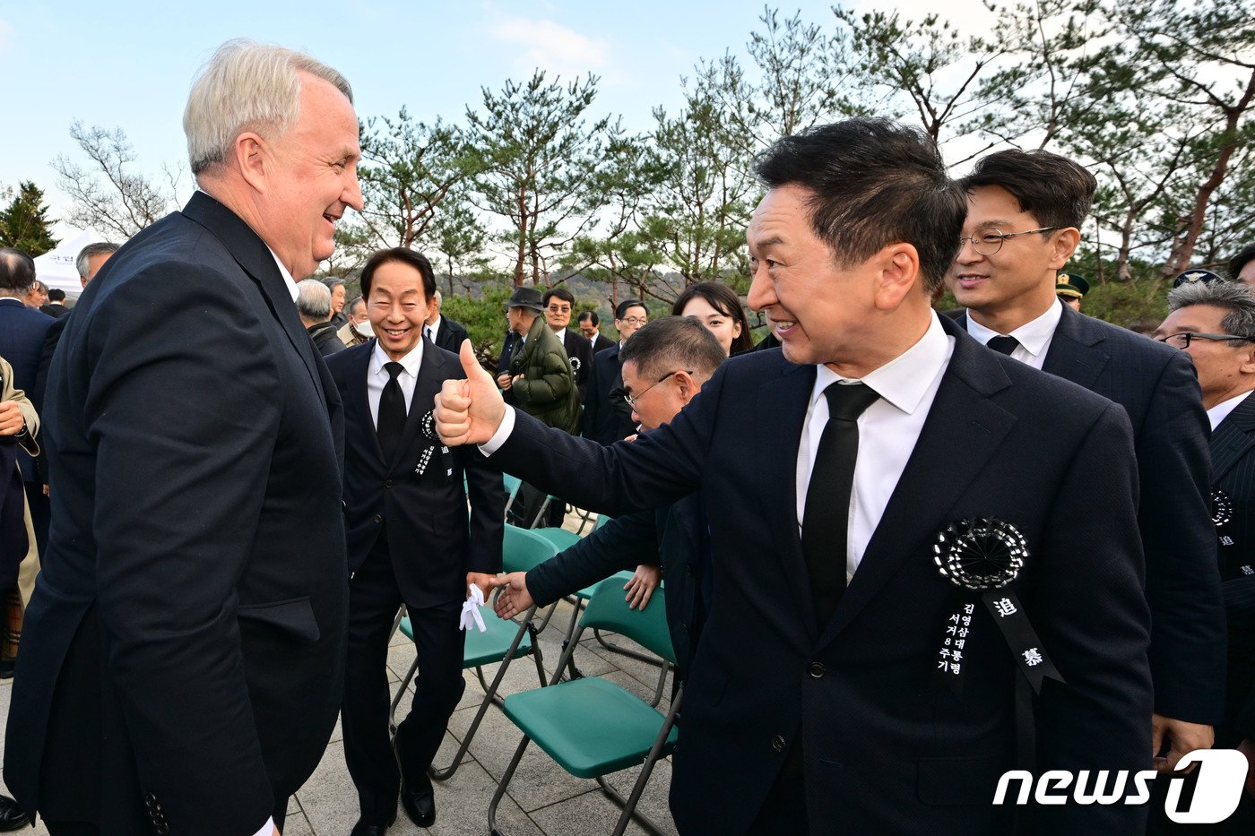 김기현 국민의힘 대표&#40;오른쪽&#41;가 22일 서울 동작구 현충원에서 열린 김영삼 전 대통령 서거 8주기 추모식에서 인요한 국민의힘 혁신위원장을 향해 엄지 손가락을 치켜세우고 있다. 인 위원장이 김 대표에게 &#39;어제 바빴다&#39;고 말하자 고생했다는 취지로 답변했다. &#40;공동취재&#41; 2023.11.22/뉴스1 ⓒ News1 구윤성 기자