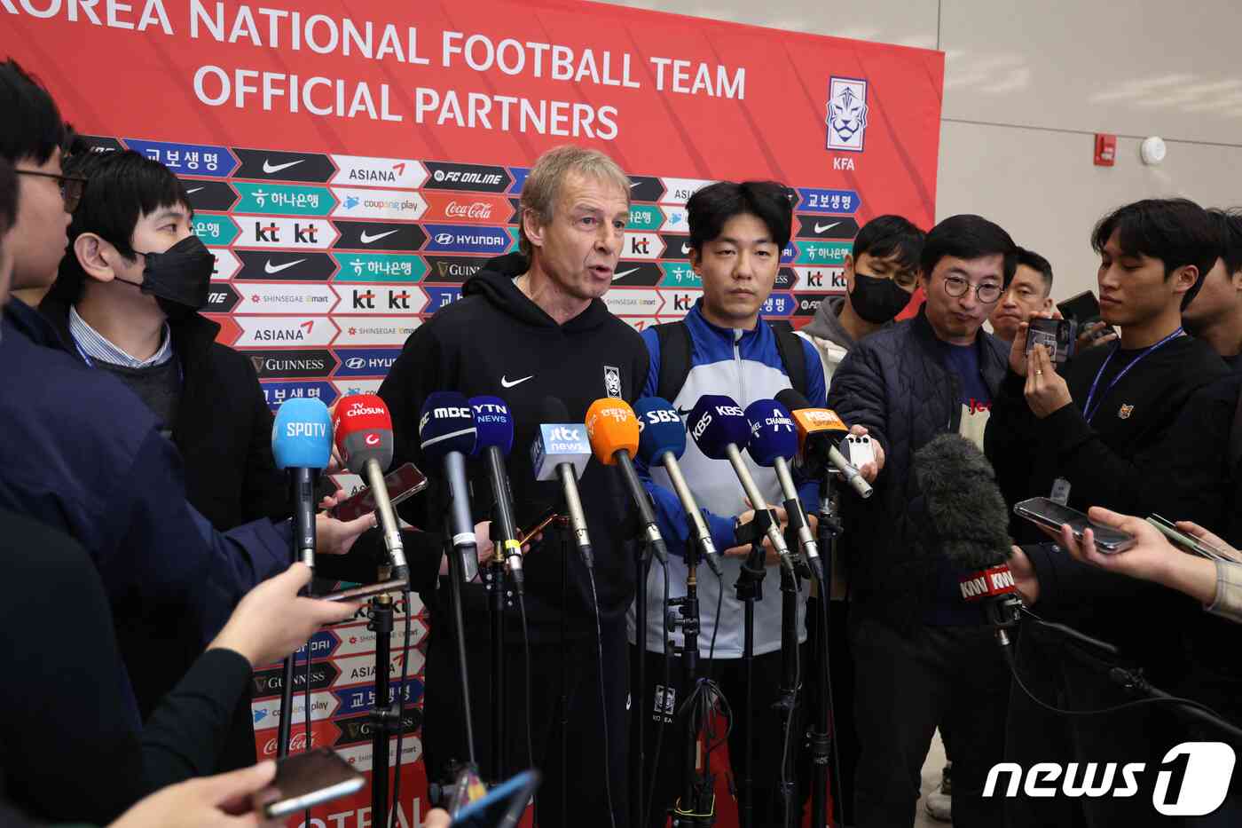 2026 북중미 월드컵 아시아지역 2차 예선 중국과의 경기를 마친 위르겐 클린스만 축구대표팀 감독이 22일 인천국제공항 2터미널을 통해 귀국해 취재진의 질의에 답변하고 있다. 2023.11.22/뉴스1 © News1 신웅수 기자