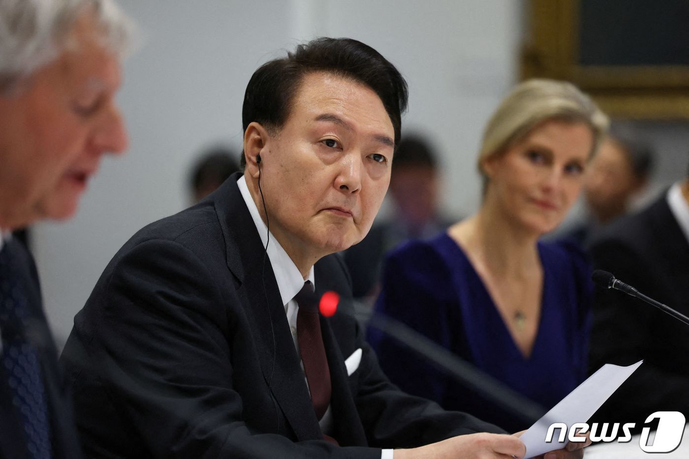 본문 이미지 - 윤석열 대통령이 22일&#40;현지시간&#41; 영국 런던 왕립학회에서 개최된 &#39;한영 최고과학자 과학기술미래포럼&#39;에 참석해 토론을 듣고 있다. 2023.11.22/뉴스1 ⓒ AFP=뉴스1 ⓒ News1 정지형 기자