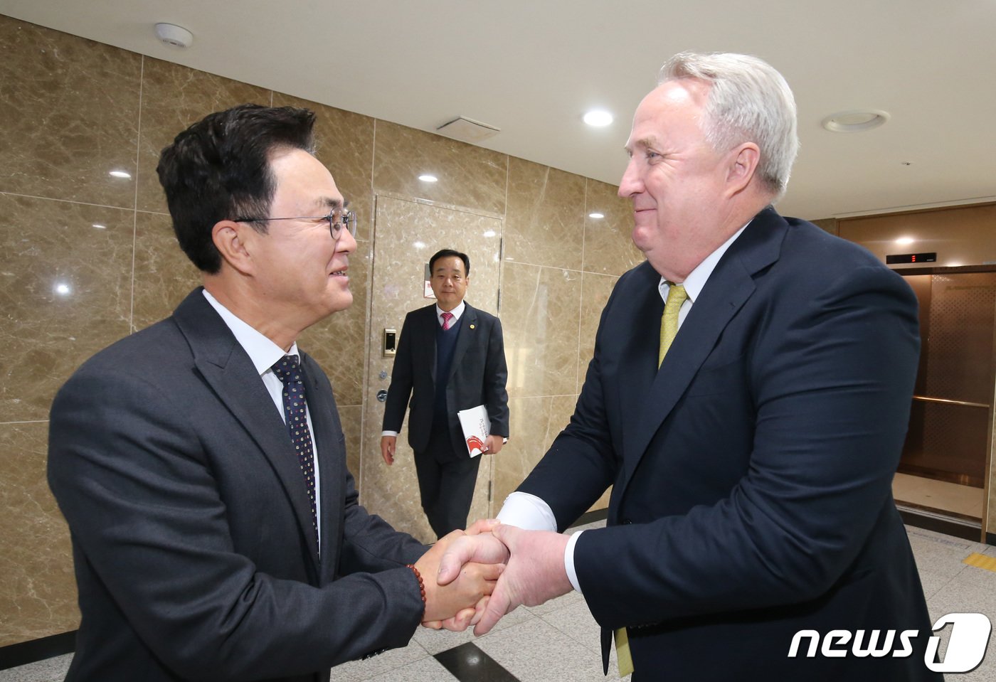 인요한 국민의힘 혁신위원장이 23일 오전 충남도청을 방문해 김태흠 충남지사와 악수하고 있다. 2023.11.23/뉴스1 ⓒ News1 김기태 기자