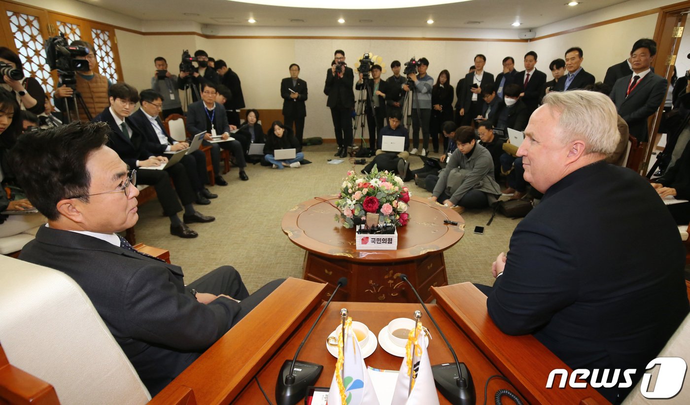 인요한 국민의힘 혁신위원장이 23일 오전 충남도청에서 김태흠 충남지사와 면담을 하고 있다. 2023.11.23/뉴스1 ⓒ News1 김기태 기자