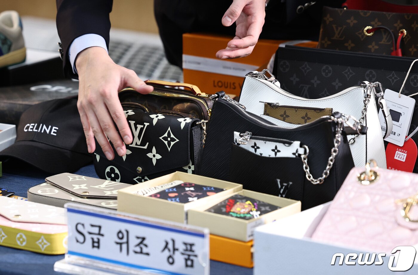 본문 이미지 - 23일 인천 중구 인천본부세관에서 세관 관계자들이 압수한 명품 브랜드 위조 상품 등을 점검하고 있다.2023.11.23/뉴스1 ⓒ News1 구윤성 기자