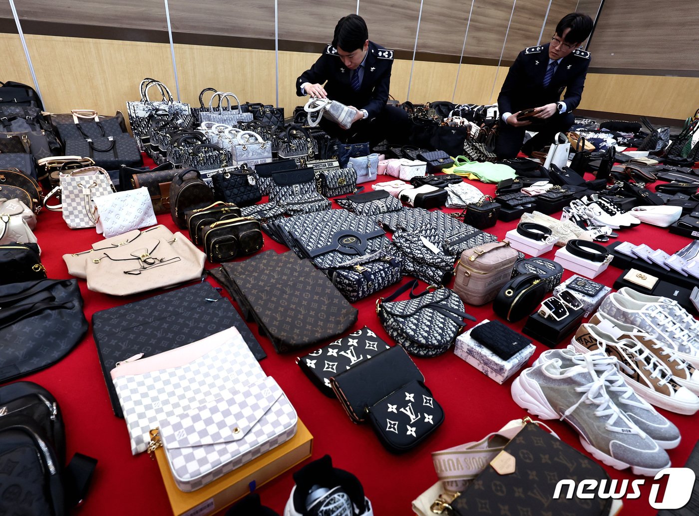 본문 이미지 - 인천 중구 인천본부세관에서 세관 관계자들이 압수한 명품 브랜드 위조 상품 등을 점검하고 있다.2023.11.23/뉴스1 ⓒ News1 구윤성 기자