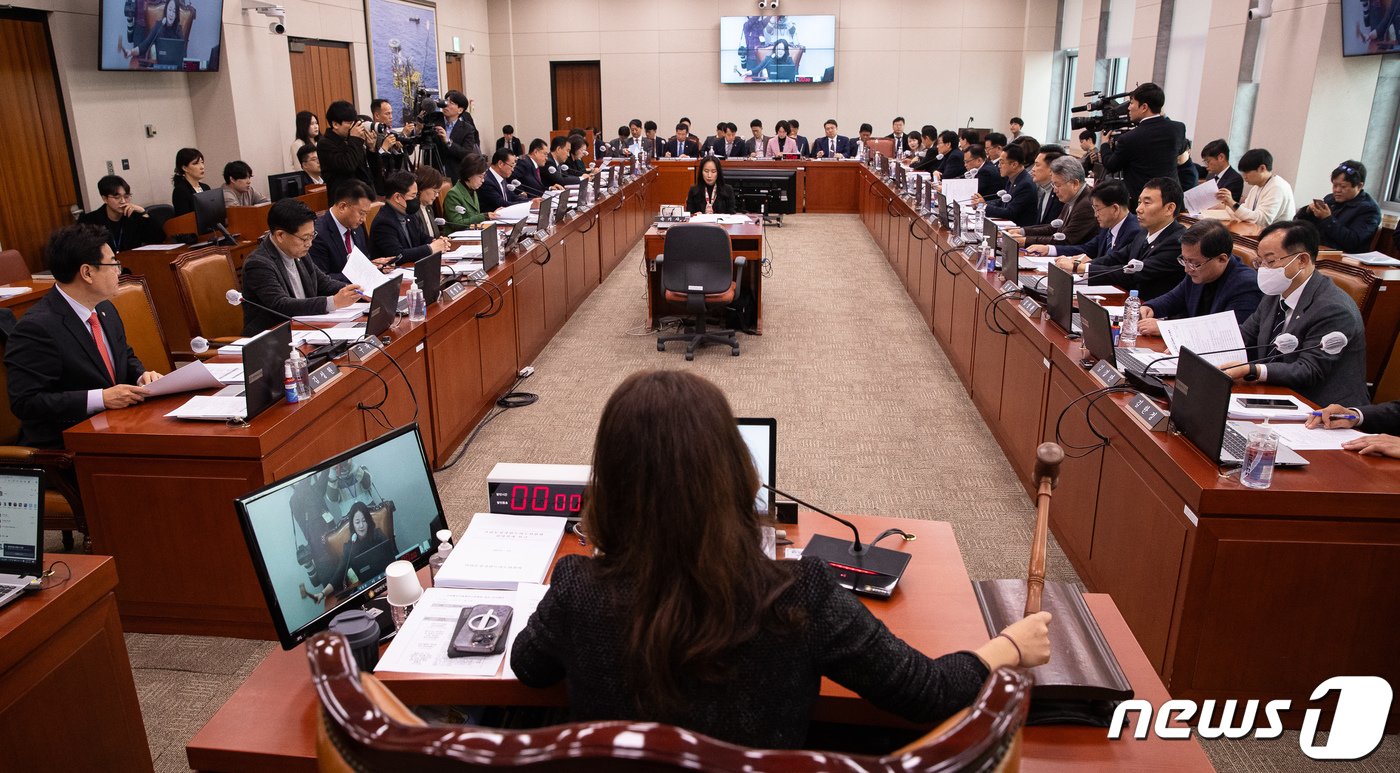 본문 이미지 - 이재정 국회 산업통상자원중소벤처기업위원장이 23일 서울 여의도 국회에서 열린 제410회 국회&#40;정기회&#41; 산업통상자원중소벤처기업위원회 제12차 전체회의에서 의사봉을 두드리고 있다. 2023.11.23/뉴스1 ⓒ News1 유승관 기자