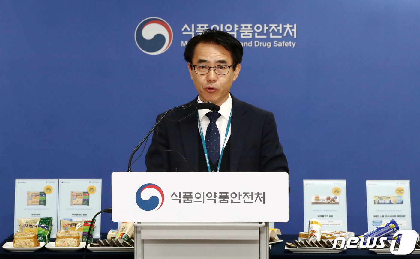 (서울=뉴스1) 박세연 기자 = 최종동 식품의약품안전처 식생활영양안전정책과장이 23일 양천구 서울지방식품의약품안전청에서 나트륨과 당류를 줄인 저감제품 개발 브리핑을 하고 있다.식약 …