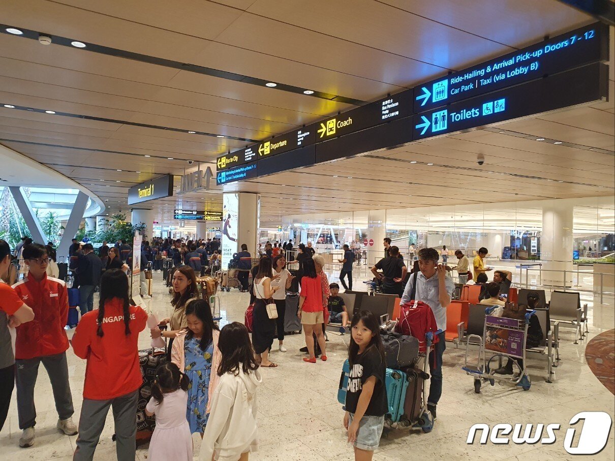 본문 이미지 - 23일 오전 10시 싱가포르 주얼창이공항에서 이학재 인천국제공항공사 등 관계자들이 복합문화공간의 조성된 실내를 둘러보 있다. 사진은 주얼창이 공항 내부 레인 보텍스(Rain Vortex) 등.2023.11.23/뉴스1 ⓒ News1 박아론 기자