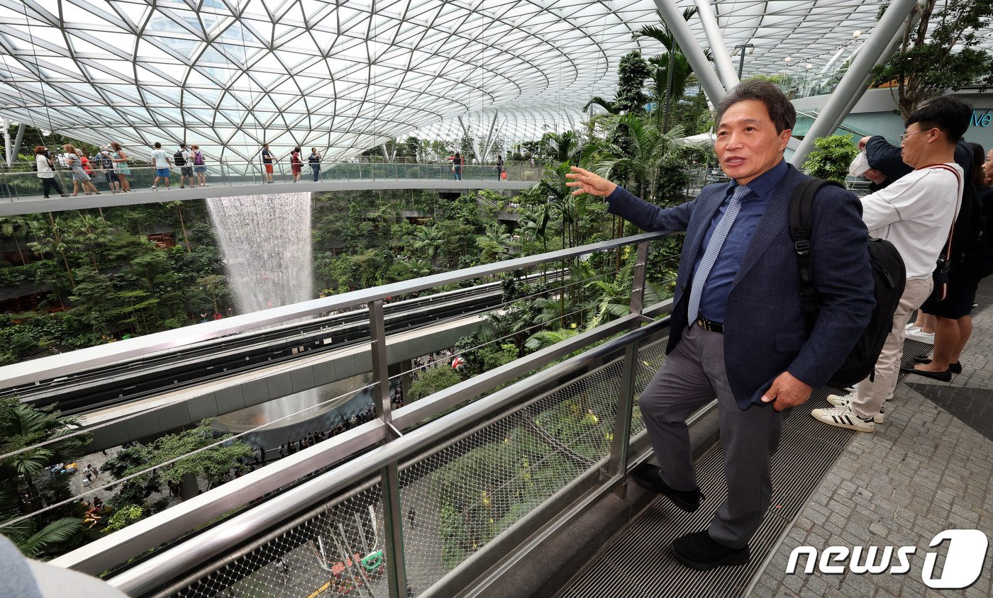 본문 이미지 - 이학재 인천국제공항공사 사장이 23일 오전(현지시간) 싱가포르 창이국제공항 쥬얼창이를 방문해 현장 시설을 살펴보고 있다. 2023.11.23/뉴스1 ⓒ News1 장수영 기자