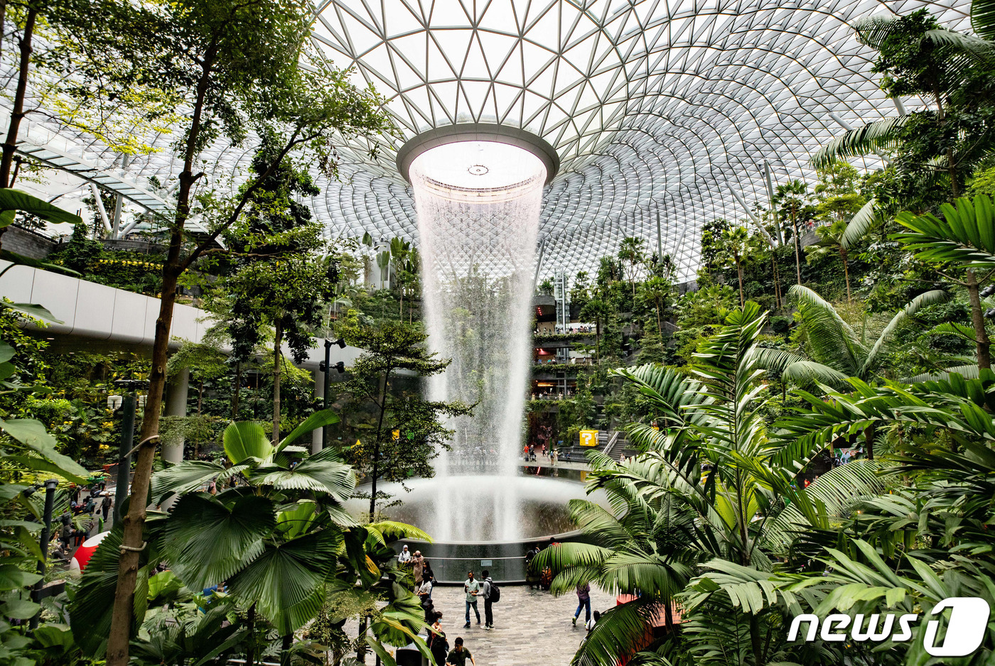 (싱가포르=뉴스1) 공항사진기자단 = 23일 오전(현지시간) 싱가포르 창이국제공항 쥬얼창이를 찾은 관광객들이 인공폭포를 관람하고 있다.쥬얼창이는 기존 창이공항 시설 확장 및 허브 …